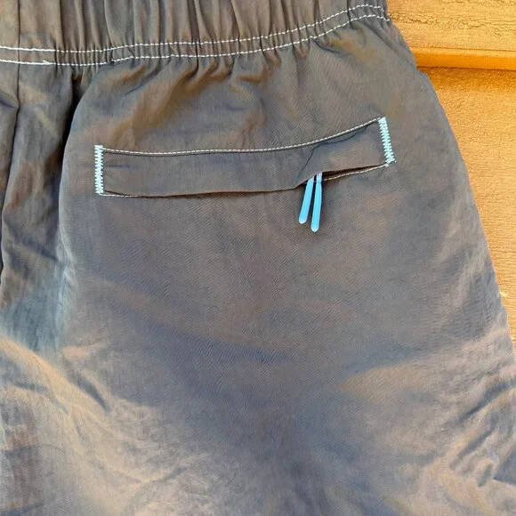 Nike Woman’s Running Gray With Pockets NWOT Shorts Size M - Picture 13 of 13